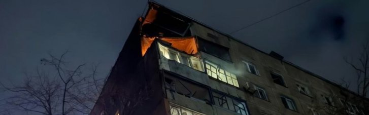 В Никополе — трое раненых из-за обстрелов, повреждены админздания и предприятие