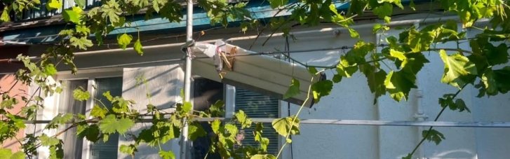 У Херсоні боєприпас від дрона залетів у дитяче ліжко, де спав дворічний хлопчик (ФОТО)