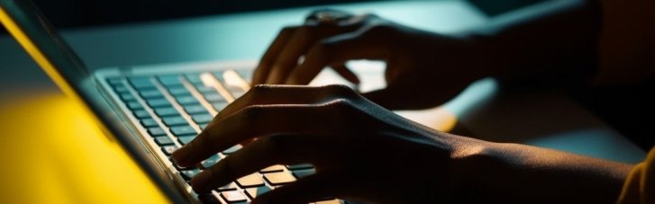 Ошукали щонайменше 20 громадян Латвії: в Україні викрили мережу кол-центрів