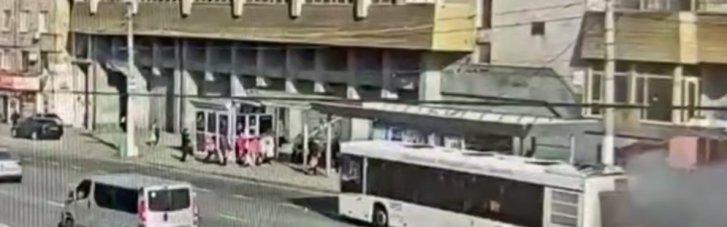 FPV-дрон атаковал автобус в центре Запорожья: по меньшей мере четверо пострадавших (ВИДЕО)