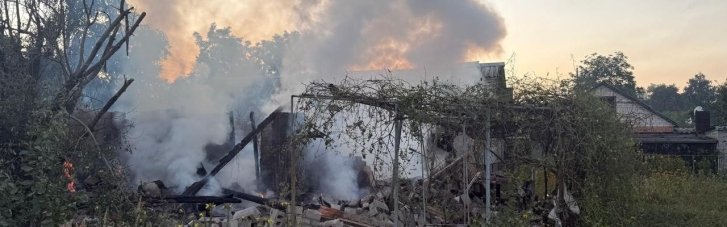 Окупанти вдарили по Балаклії на Харківщині: загинули троє людей, спалахнули пожежі (ФОТО)