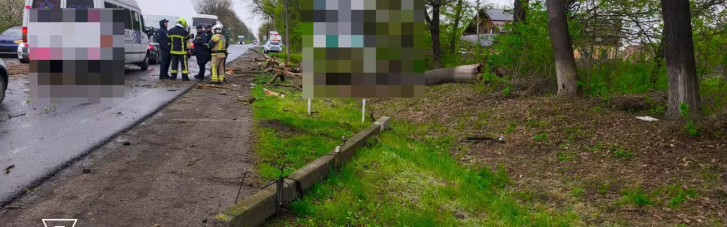 Ненастье заблокировало на Буковине автобус, половина из пассажиров которого — дети