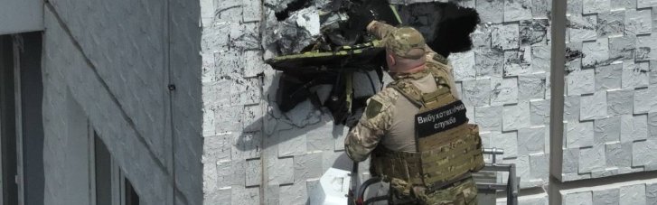 В Одесі у стіні житлової багатоповерхівки застряг ворожий дрон на рівні 15 поверху (ВІДЕО)