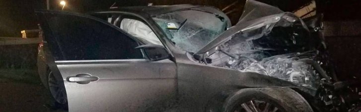 У Києві BMW влетів у парапет підземного переходу: водій загинув, пасажирів ушпиталили