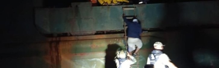 Пограничники показали как спасали моряков-иностранцев с турецкого балкера, потерпевшего удар РФ (ВИДЕО)