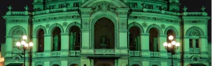 Світло, яке неможливо вимкнути: Мавка "пофарбувала" зеленим впізнавані споруди України