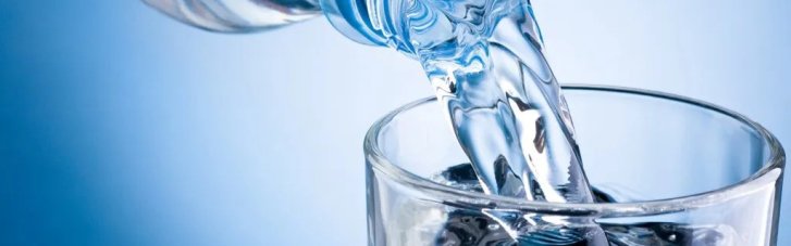 Вода або чай: фахівці дали поради, що краще пити після їжі