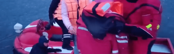 В Киеве мама с ребенком оказались на дрейфующей льдине (ВИДЕО)