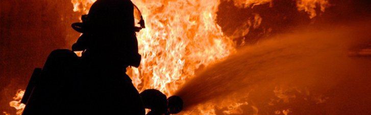 В российском Лабинске уже второй день горят десятки резервуаров с горючим