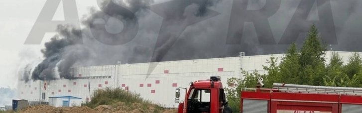 Под Рязанью в РФ после атаки Сил обороны горит логистический центр Wildberries (ФОТО)