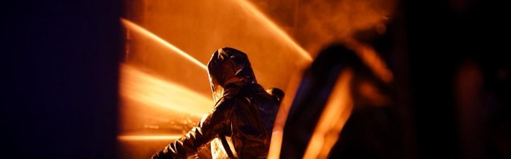 Дроновая атака РФ вызвала масштабный пожар на предприятии недалеко от Харькова (ФОТО)