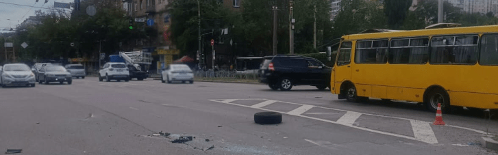 В Киеве произошло ДТП с участием легкового автомобиля и маршрутки: пострадали восемь человек (ФОТО)