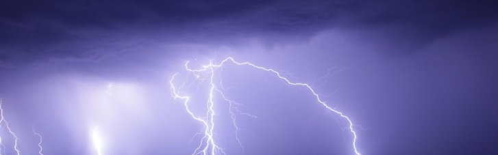 "Желтый" уровень опасности: в большинстве областей Украины ожидаются грозы и шквалы (КАРТА)