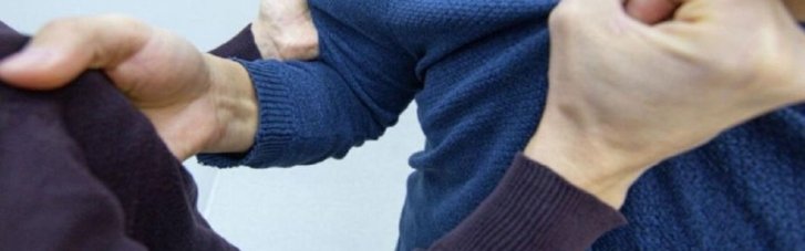 У Києві побили комунальника, що працював над відновленням теплопостачання в будинку