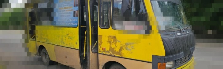 Россияне ударили дроном по маршрутке в Херсоне: есть погибший