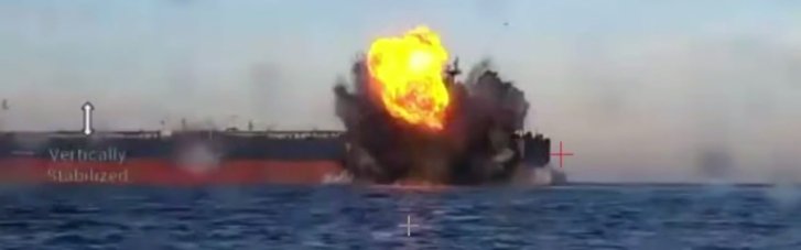 Українські морські дрони поцілили у два танкери РФ в Чорному морі (ВІДЕО)