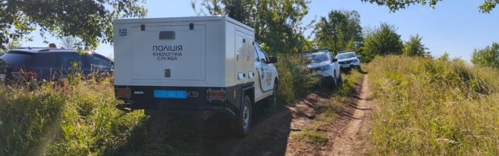 Мужчина вооружен и опасен: полиция обнародовала фото стрелка, открывшая огонь по полицейским на Буковине
