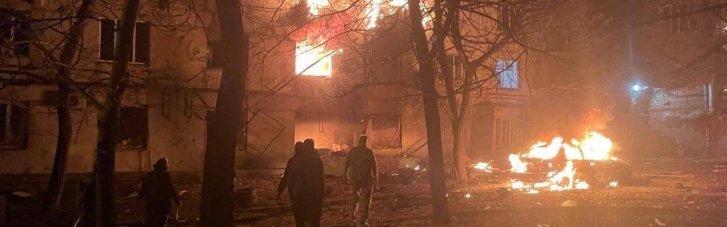 Росіяни вдарили по житловому будинку в Запоріжжі, спалахнула пожежа