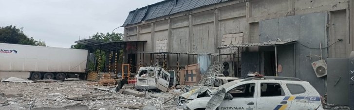 В центре Славянска вражеским ударом повреждена "Новая почта" и разрушен дом