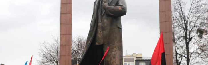 Налет на памятник Бандере во Львове: дворник мужественно убирала снег, несмотря на опасность (ВИДЕО)