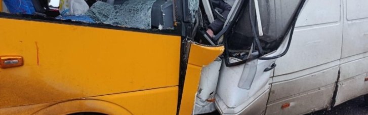 В Днепропетровской области школьный автобус попал в ДТП: есть погибшие, много раненых