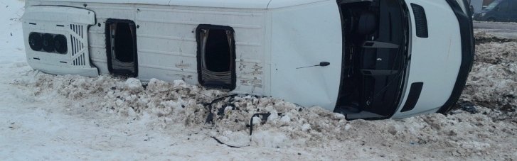 Восемь человек получили травмы в ДТП в Сумской области: Микроавтобус слетел с дороги и опрокинулся