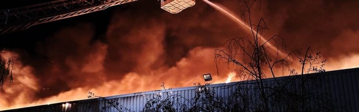 Від удару по Запоріжжю постраждали двоє людей, у ТЦ гасили масштабну пожежу (ФОТО)