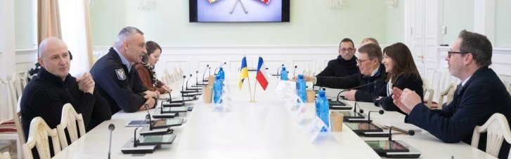 Мэр Парижа Анн Идальго привезла в Киев партию генераторов по 112 кВт каждый, — Кличко