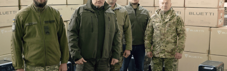 "Щоб батареї дронів завжди були заряджені": полк "Ахіллес" отримав від "Української команди" потужні зарядні станції