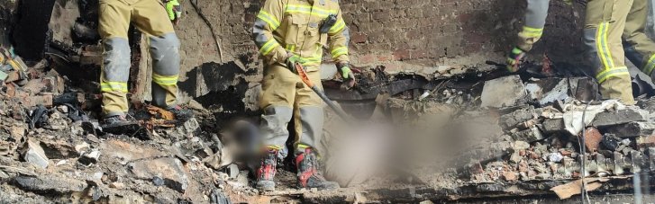 Удар по Конотопу: Из-под завалов достали тело женщины (ФОТО)