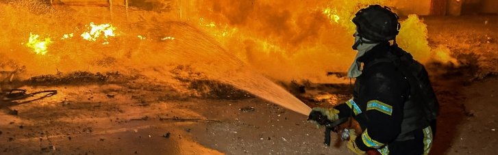 Через дронову атаку в Херсоні загорівся поштовий склад: пожежу гасили під обстрілами (ФОТО, ВІДЕО)
