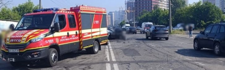 В Киеве на Виноградаре — масштабное ДТП: движение затруднено