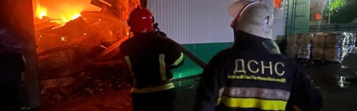 Під ударом опинилися 6 районів Київщини, в Білій Церкві загорілося харчове підприємство (ФОТО)