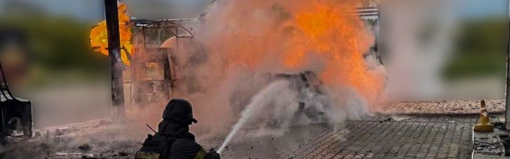 Рашисты ударили по АЗС в Херсоне. Вспыхнул автомобиль и емкость с газом