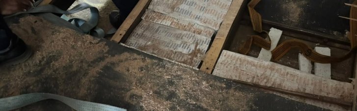 У "порожній" вантажівці прикордонники знайшли понад 31 тисячу пачок сигарет, які мали потрапити до Румунії (ФОТО, ВІДЕО)
