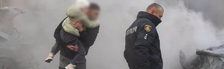 У Рівному з-під завалів зруйнованого дроном РФ будинку, рятувальники дістали жінку. Всього 8 постраждалих