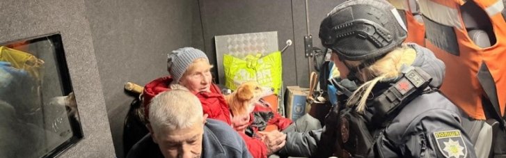 Каждая жизнь важна: "Белые ангелы" вывезли из прифронтовой деревни на Сумщине пожилых людей и собаку