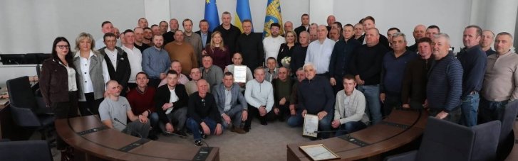 Кличко вручил благодарности львовским коммунальщикам, которые помогали возвращать тепло и свет в дома киевлян после российских обстрелов