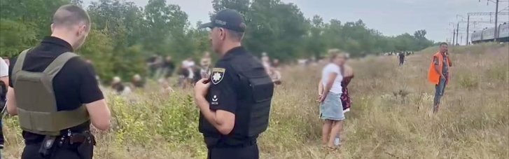 Враг повторно ударил по поезду в Одесской области во время эвакуации пассажиров (ВИДЕО)