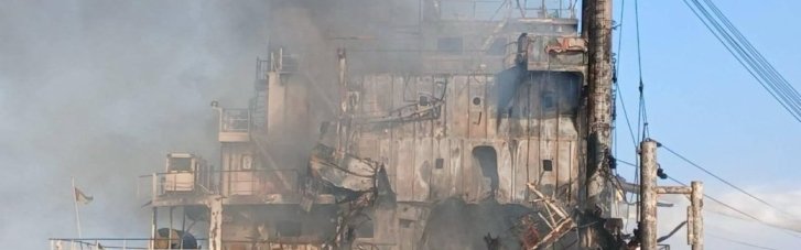 У Одессы затонул балкер, поврежденный российским ударом (ВИДЕО)