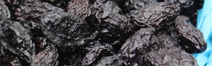 Не завжди корисно: лікарка попередила про можливу шкоду від чорносливу