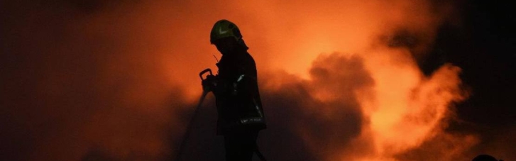 На Київщині від обстрілу спалахнуло деревообробне підприємство (ФОТО)