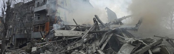 Враг ударил по пятиэтажке в центре Харькова: известно о 13 пострадавших (ФОТО)