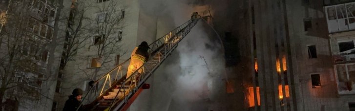 Россияне ударили дронами по многоэтажке в Ахтырке: есть раненые, горели несколько этажей (ФОТО)