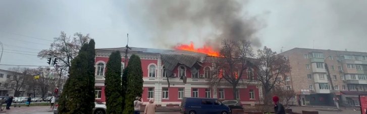 В Прилуках на Чернігівщині після прильоту горить міська рада