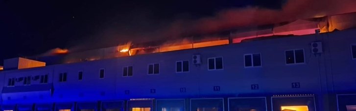 Від обстрілу на Одещині загорілися склади мережі супермаркетів (ФОТО)