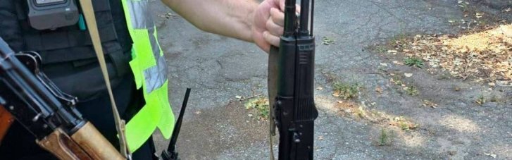 Погрожував автоматом через музику: в Києві затримали військового з трофейною зброєю (ФОТО)