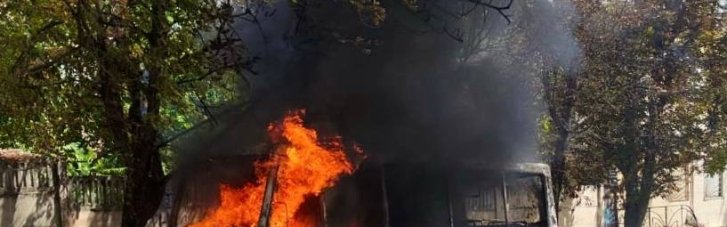 Росіяни вдарили по рейсовому автобусі в Нікополі