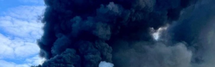 Более 10 часов враг атакует Днепр: из-под завалов достают людей