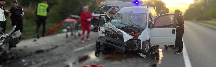 На Львівщині легківка зіткнулася з інкасаторським бусом: багато травмованих (ФОТО)